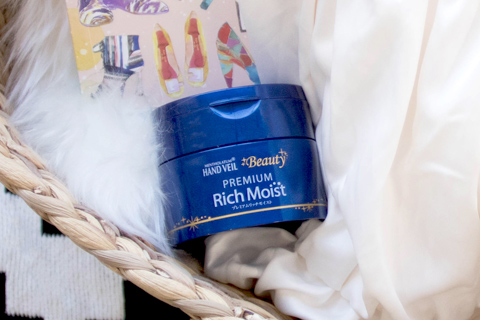 年齢を感じさせない美しい手をキープしてハンドケアは“メンソレータム”にお任せ！