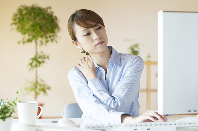 遠視によって引き起こされる主な症状