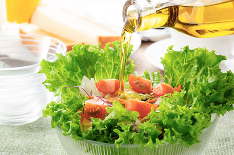 オリーブオイル＋塩をかけて、健康的でおいしいサラダ生活を