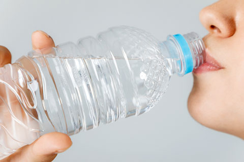 起床時の飲水とこまめな水分摂取を習慣づける