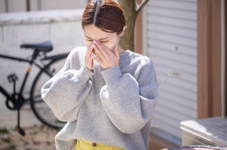 アレルギー反応などに働きかけ、つらい鼻水、くしゃみ、鼻づまりなどの鼻炎症状に効果を発揮