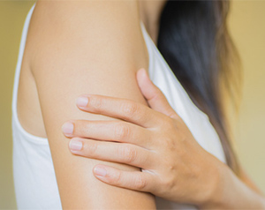 手臂也長痘？？毛囊角化症的正確護理方式