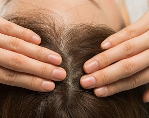 “老け見え”ぺたんこ髪には、全方位からのケアでボリュームを！