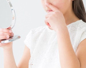 「毛穴の黒ずみ（角栓）」の原因・症状、予防法を解説