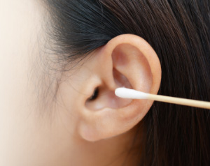 ワキガと湿っている耳垢には関係が？判断基準や臭いの改善方法を伝授！