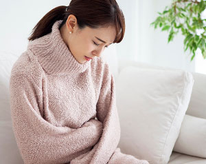便秘中のつらい腹痛、解消方法は？タイプ別の痛みや症状についても解説