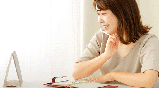 タイミングを確認する女性